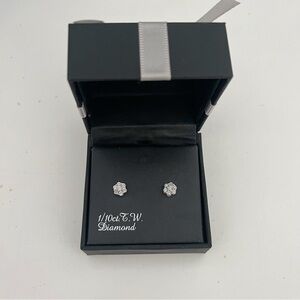 NWT Elegant Sterling Silver Diamond Flower Stud Earrings
